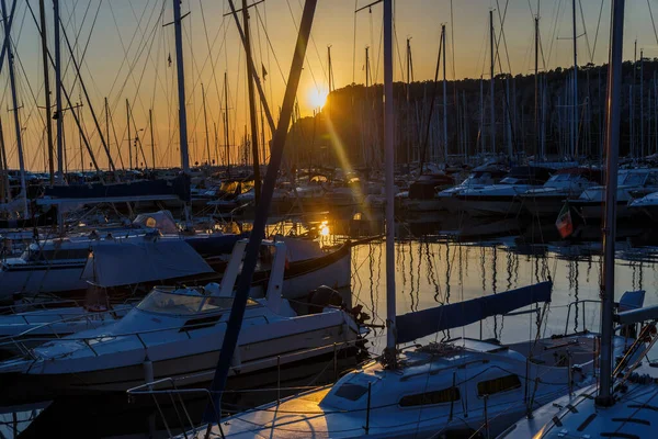 Deniz koyunda yaz günbatımında yatlarla.