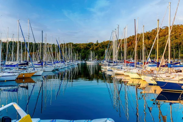 Deniz koyunda yaz günbatımında yatlarla.