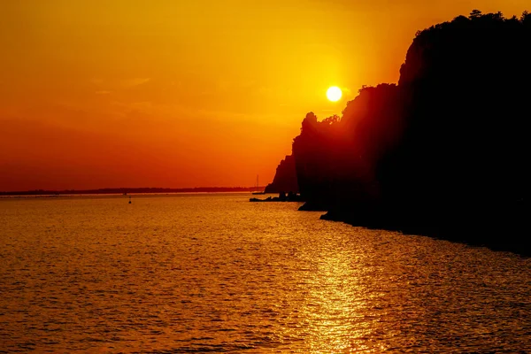 Jasne piękny zachód słońca na morzu. — Zdjęcie stockowe