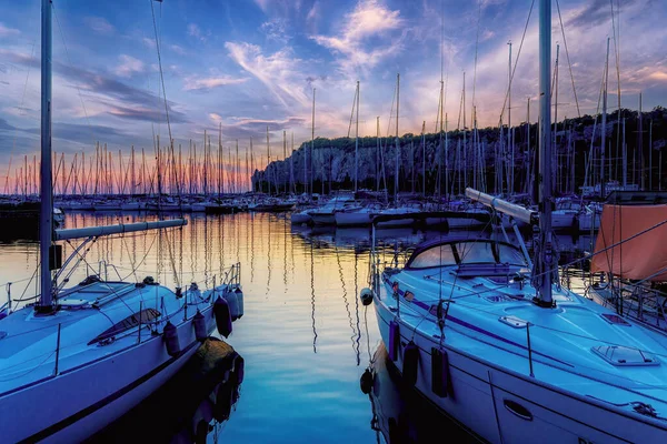 Deniz koyunda yaz günbatımında yatlarla.