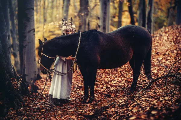 Mulher xamã na paisagem do outono com seu cavalo. — Fotografia de Stock