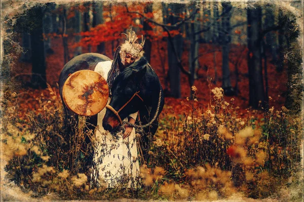 Şaman kadın sonbahar manzarasında atıyla. — Stok fotoğraf