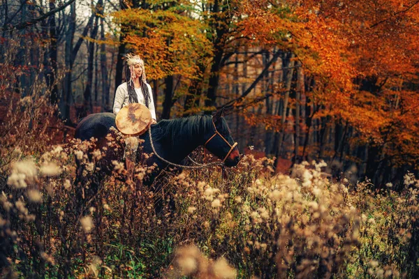 Mulher xamã na paisagem do outono com seu cavalo. — Fotografia de Stock