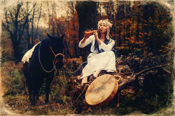 Femme chamane dans le paysage d'automne avec son cheval. Ancien effet photo. — Photo