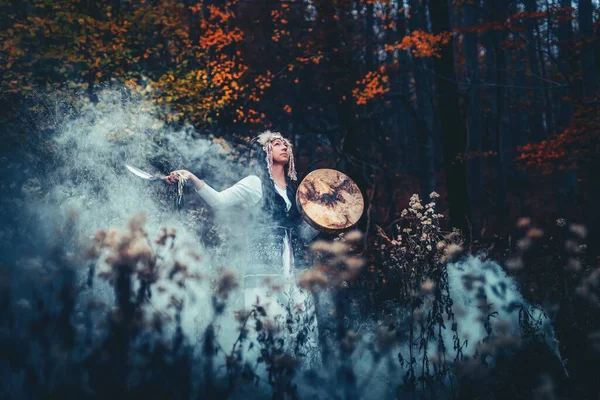 Gadis shamanic cantik bermain di frame drum shaman di alam. — Stok Foto