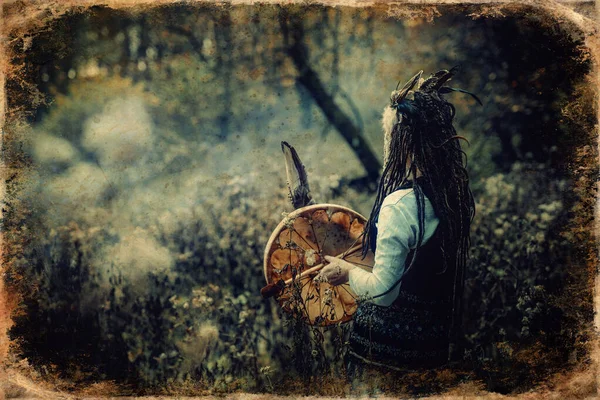 Hermosa chica chamánica jugando en tambor marco chamán en la naturaleza. —  Fotos de Stock