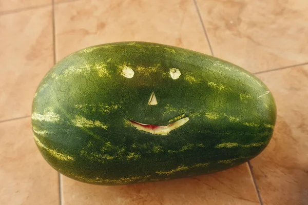 Wassermelone mit Lächeln im Gesicht, Grüne Wassermelone. — Stockfoto