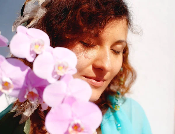 Güzel bir çiçeğin kokusunu alan genç bir kadın. Bahar Büyüsü. — Stok fotoğraf