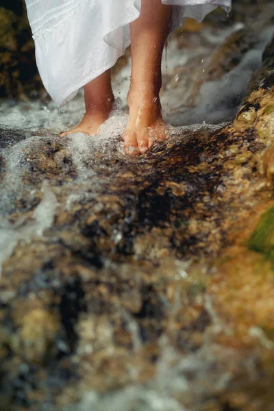 Gyönyörű női láb a vízben. — Stock Fotó