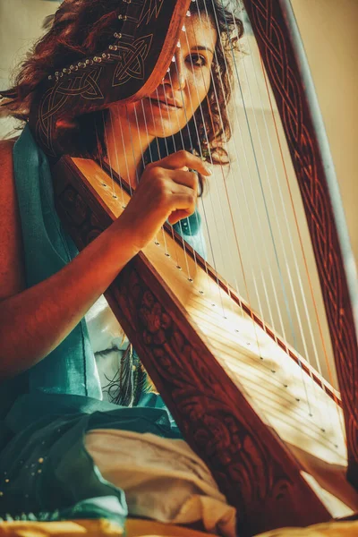 Vrouw met een harp. mooi meisje harpist spelen haar instrument. — Stockfoto