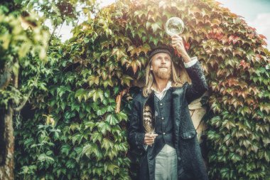 Doğada güzel bir süs elbisesi içindeki simyacı..