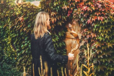 Doğada güzel bir süs elbisesi içindeki simyacı..