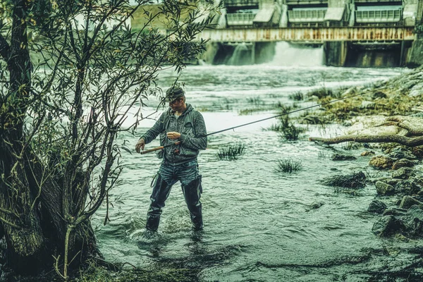 Pescador con caña de pescar en el río. —  Fotos de Stock