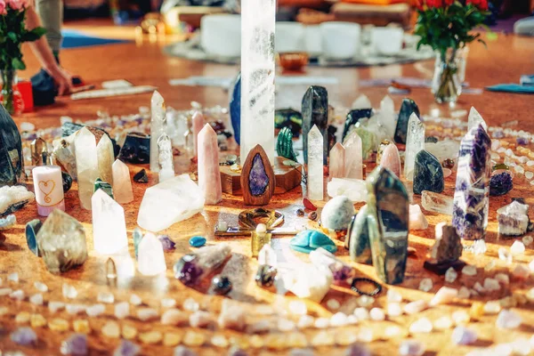 Helende Crystal Bundel, Crystal Healing Decor. Heap van verschillende gekleurde edelstenen. — Stockfoto