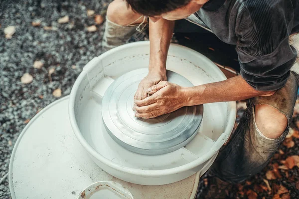 Mani di vasaio e di vasaio, abili mani di vasaio a modellare l'argilla. — Foto Stock
