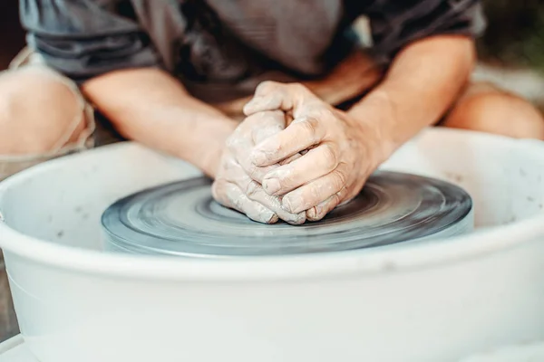Mani di vasaio e di vasaio, abili mani di vasaio a modellare l'argilla. — Foto Stock