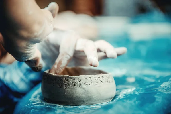 Sapienti mani di vasaio a plasmare l'argilla. — Foto Stock