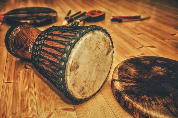 Instrumentos musicais em um soalho de madeira. — Fotografia de Stock
