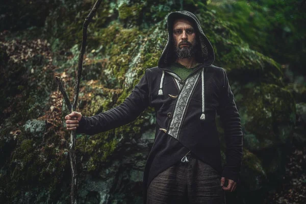 Hombre chamánico en traje ornamental en la naturaleza. — Foto de Stock