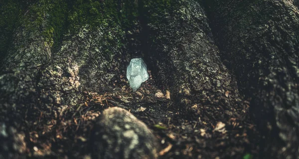 Krásný bílý krystal v přírodě. — Stock fotografie