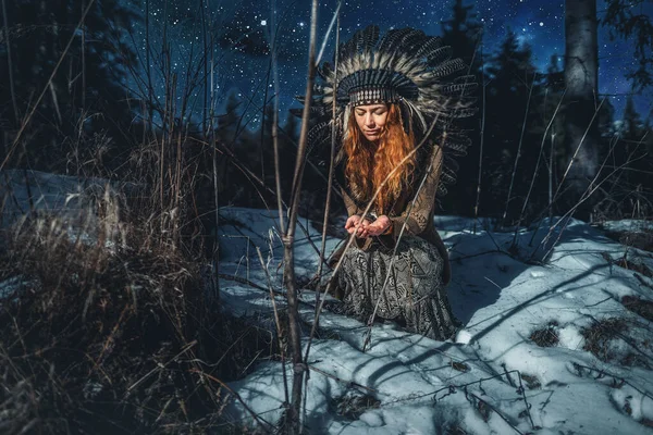 Vacker shamansk kvinna med huvudbonad i naturen. — Stockfoto