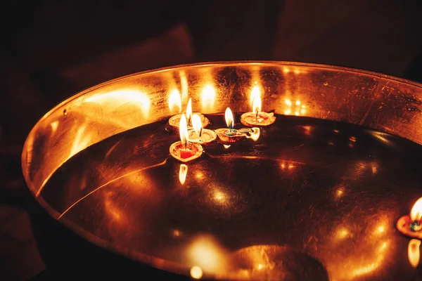 Kaars in notendop geplaatst in een kom water. Kersttraditie. — Stockfoto