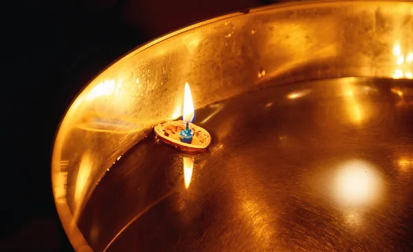 Свеча в скорлупе грецкого ореха помещена в миску с водой. Рождественская традиция. — стоковое фото