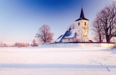 Kış manzarası ile kırsal Kilisesi.