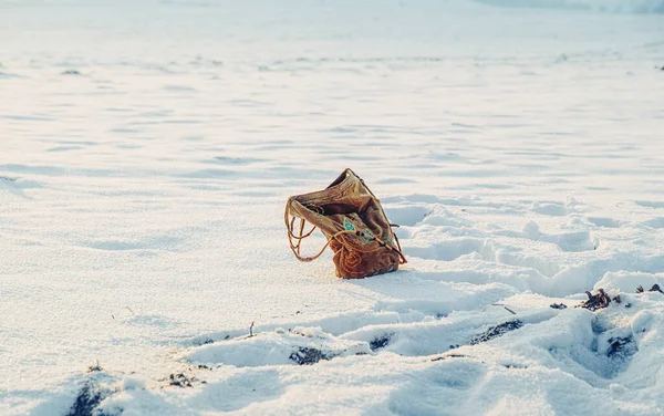 Σακούλα στο χιόνι, διακοσμητική τσάντα. — Φωτογραφία Αρχείου