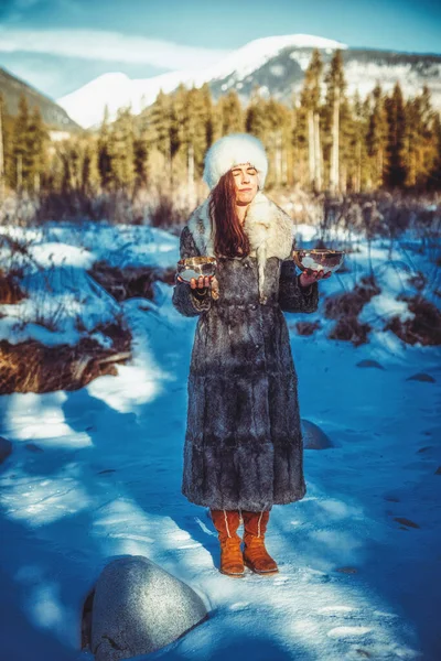 Beautiful shamanic girl playing on tibetian bowl in the nature. — Stock Photo, Image