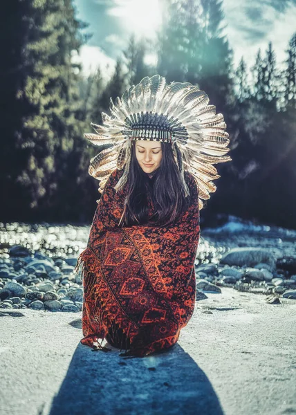 Schöne schamanische Frau mit Kopfbedeckung in der Natur. — Stockfoto