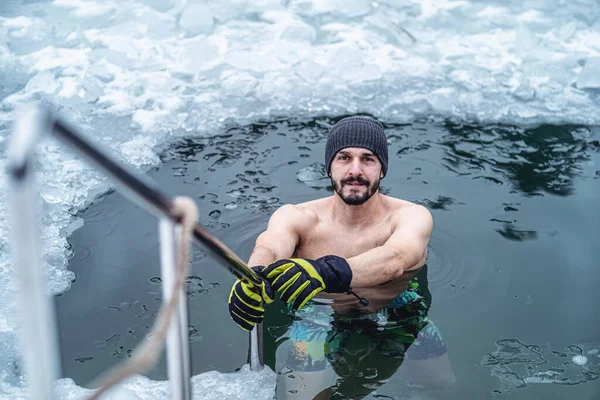 Natación de invierno. Hombre en un agujero de hielo. —  Fotos de Stock