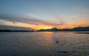 güzel manzara dağlar ve altın, mavi ve mor tonları şafak gölde. Slovakya Liptovska Mara, bölgedeki Liptov.