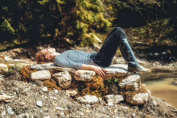 Breathing worker in nature. Dreamy woman worker meditating outdoor. — Stock Photo, Image