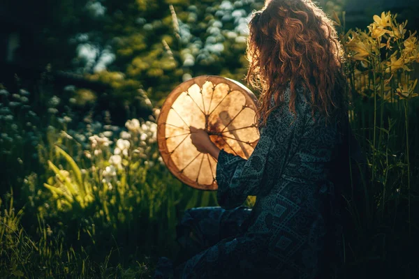 Şaman çerçeveli davul çalan güzel bir şaman kız..