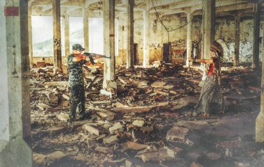 Vintageier ve Hintli kadın vintage endüstrisi binasında. Eski fotoğraf efekti.