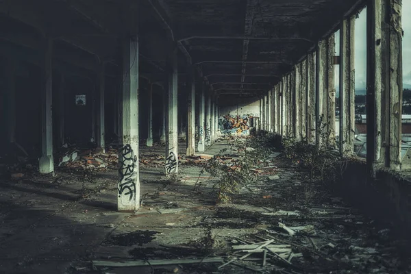 Ancien bâtiment abandonné, ancien bâtiment industriel. — Photo
