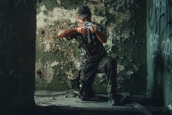 Airsoft ssilhouetteier in the silhouette industry building. — Stock Photo, Image