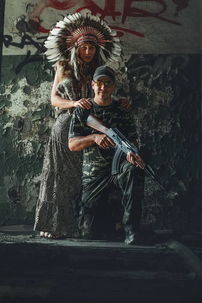 Airsoft ssilhouetteier and indian woman in the silhouette industry building. — Foto de Stock