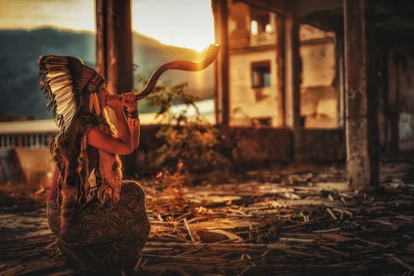 Όμορφο σαμανικό κορίτσι παίζει shofar στο παλιό κτίριο της βιομηχανίας. — Φωτογραφία Αρχείου