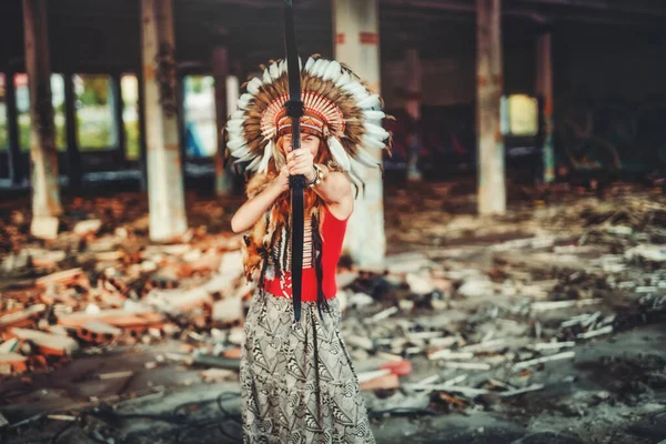 Красива шаманська дівчина в будівлі індустрії обличчя. Старий фотоефект . — стокове фото