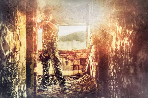 Airsoft sgrungeier in the grunge industry building. Old photo effect. — Stockfoto