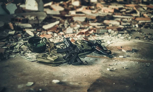 Kalashnikov assault rifles on the ground. — Fotografia de Stock