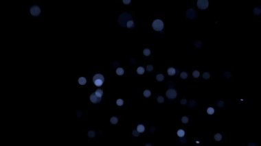 Siyah arka planda yanan mavi parlayan közler.