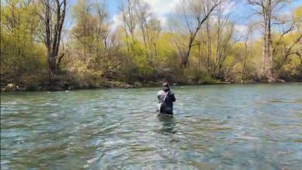 Pêcheur avec canne à pêche sur la rivière. — Video