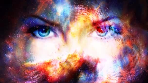 Kobiece Oczy Kosmicznym Tle Kontakt Wzrokowy — Wideo stockowe