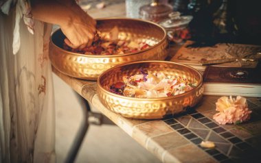 Gül çiçek ve uçucu yağ. Aromaterapi ve Spa