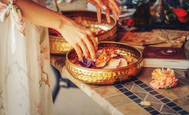 Gül çiçek ve uçucu yağ. Aromaterapi ve Spa