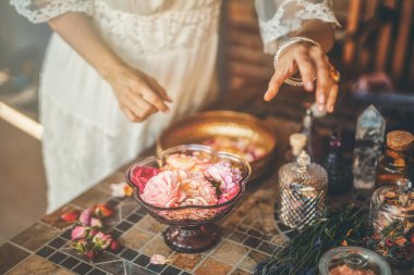 Gül çiçek ve uçucu yağ. Aromaterapi ve Spa