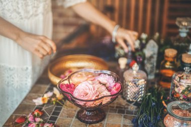 Gül çiçek ve uçucu yağ. Aromaterapi ve Spa